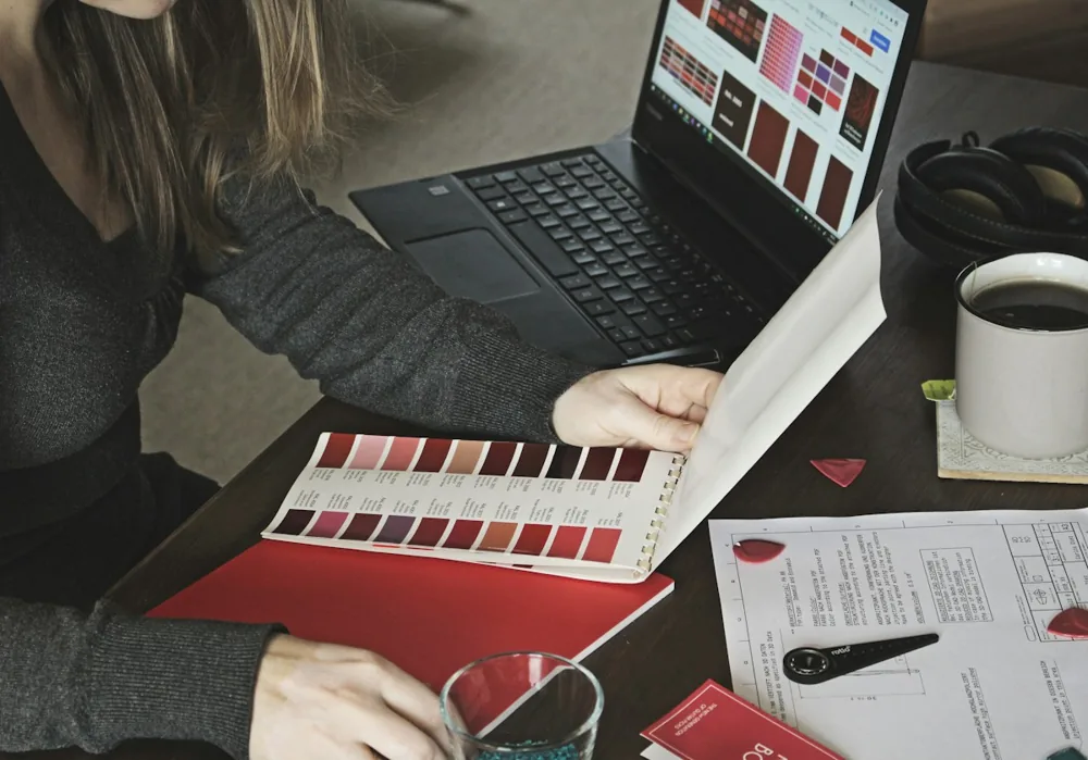 Nuanciers et écran de travail lors d’une recherche de couleurs